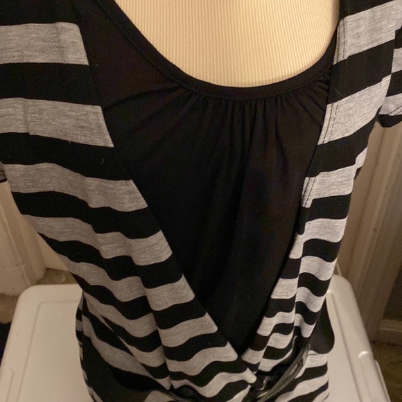 MYTH top look’s like 2 but 1 with attached belt size 1X black and gray in color. - Picture 2 of 10